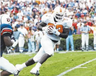  ?? TENNESSEE ATHLETICS PHOTO ?? Tennessee defensive end Shaun Ellis returned an intercepti­on 90 yards for a touchdown to help the Vols beat host Auburn 17-9 during their fourth game of the 1998 season.