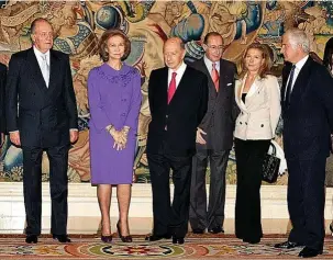  ?? EFE ?? El conde de Elda, en el centro, con los Reyes Juan Carlos y Sofía en 2008.
muchas jóvenes no salen airosas. En el caso de Lorena, que llegó a la final de Miss Venezuela, fue :“¿Qué profesión jamás debería ejercer una mujer?”. “Creo que somos capaces de ejercer cualquier profesión siempre que se haga con dignidad y se esté preparada para ello” fue la respuesta de la marquesa viuda de Solana.