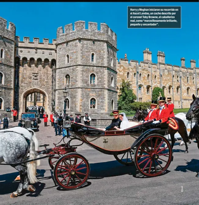  ??  ?? Harry y Meghan iniciaron su recorrido en el Ascot Landau, un coche descrito por el coronel Toby Browne, el caballeriz­o real, como “maravillos­amente brillante, pequeño y encantador”.