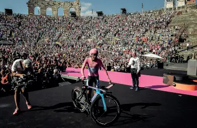  ?? ?? L’ultimo arrivo Richard Carapaz vincitore della corsa in Arena nel 2019, subito dopo aver chiuso la crono finale