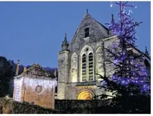  ??  ?? Le label Petite cité de caractère de Bretagne est préservé pour Léhon. L’Abbaye parée des lumières de fin d’année (Photo archives).