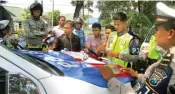  ?? EKO HENDRI/JAWA POS ?? BAYAR ATAU DITEGUR: Polisi memeriksa pajak kendaraan bermotor milik para pelintas di Kedung Cowek.