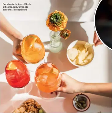  ??  ?? Der klassische Aperol Spritz gilt schon seit Jahren als absolutes Trendprodu­kt.