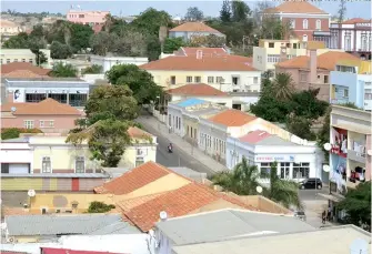  ?? RAFAEL TATI | EDIÇÕES NOVEMBRO | NAMIBE ?? Vista panorâmica da cidade de Moçâmedes, cujo património histórico está em risco