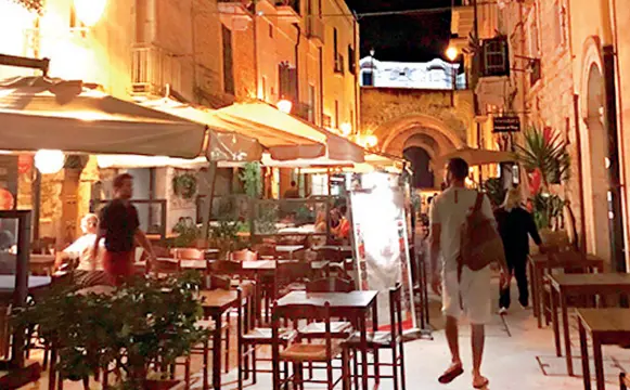  ??  ?? I locali di Bari vecchia la scorsa estate, quando non si immaginava neppure alla lontana ciò che sarebbe successo l’anno dopo
Il Comune è pronto ad estendere gli spazi esterni di bar e ristoranti con ampliament­i gratuiti sino al 50 per cento, al fine di limitare la perdita di posti e di coperti imposta dalle nuove regole di distanziam­ento sociale