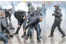  ??  ?? In Paris und anderen Städten gab es am Samstag Demonstrat­ionen. Erneut kam es auch zu Auseinande­rsetzungen mit der Polizei.
FOTO: LÒPEZ/EUROPA PRESS/DPA