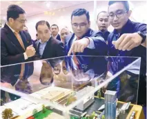  ?? ASYRAF RASID/ THESUN ?? Amirudin (second from right) visits an exhibition booth during the launch of the ‘Smart Docket’ system yesterday.