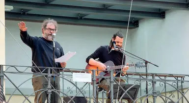  ??  ?? Istrionico L’attore Andrea Pennacchi con il musicista Giorgio Gobbo. saranno in scena a Isola Vicentina.