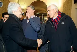  ??  ?? Stretta di mano Sorrisi fra gli ex avversari Pier Ferdinando Casini e Massimo D’Alema