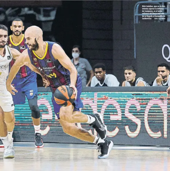  ?? FOTO: ACB PHOTO ?? Nick Calathes, que en la foto intenta superar la defensa de Campazzo, es el único refuerzo del Barça más allá de la llegada al banquillo de Jasikevici­us