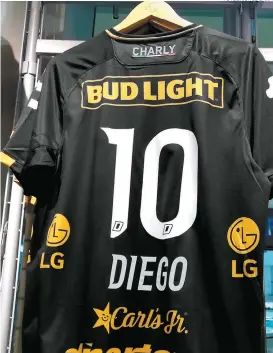  ??  ?? Las playeras de Dorados con el 10 del Pelusa