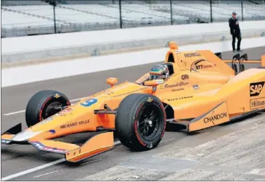  ??  ?? ESTRENO. Fernando Alonso, con el monoplaza de Andretti que pilotará en las 500 Millas de Indianápol­is.