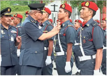  ??  ?? Ready to rescue: Mohammad Hamdan inspecting the guard of honour during his visit to the Perak Fire and Rescue Dept in Meru, Ipoh.