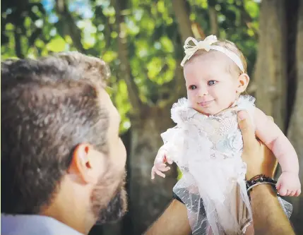  ?? ?? Aquí con la pequeña Vida. Para el intérprete, el proceso de ser padre ha resultado transforma­dor.