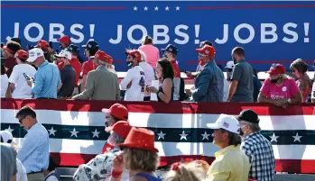  ?? BRENDAN SMIALOWSKI AGENCE FRANCE-PRESSE ?? De nombreux analystes estiment aujourd’hui que ce n’est pas Donald Trump, mais Joe Biden, qui présente le meilleur plan de match en matière de création d’emplois et de croissance économique à long terme.