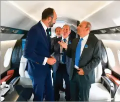  ??  ?? La cabine du Falcon est grande. La preuve, le 1,94 m du Premier ministre Édouard Philippe tient sans problème. En face de lui Éric Trappier, PDg de Dassault Aviation, derrière Charles Edelstenne directeur général du Groupe Dassault SAS . © Dassault Aviation - S. Randé