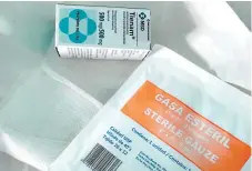  ??  ?? Algunas pacientes aseguran que han comprado las gasas y la anestesia para soportar el dolor cuando les limpian las heridas.