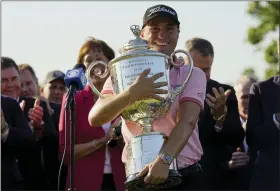  ?? ERIC GAY - THE ASSOCIATED PRESS ?? Justin Thomas holds the Wanamaker Trophy after winning the PGA Championsh­ip golf tournament in s playoff against Will Zalatoris at Southern Hills Country Club, Sunday, May 22, 2022, in Tulsa, Okla.