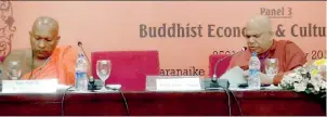  ??  ?? Ven. Nambiritta­nkadawara Gnanaratan­a Thera and Ven. Dr. Tampalawel­a Dhammarata­na Thera moderating the session