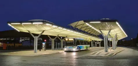  ?? Foto: Hermann Schmid ?? Von Königsbrun­n Zentrum fahren künftig mehr Busse als bisher nach Bobingen und Mering.