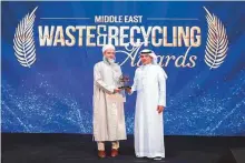  ?? ?? Kinana Jamaluddin (left), the representa­tive of the Sultan Al Bohra in the UAE, receiving the award on behalf of the Dawoodi Bohra community in Dubai.