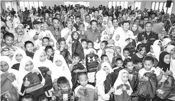  ??  ?? Musa (centre) with the students and their parents after the presentati­on ceremony.