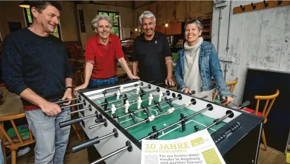  ?? Foto: Annette Zoepf ?? Thomas Körner‰wilsdorf (von links), Matthias Schopf‰emrich, Helmut Schwering und Christine von Gropper sind ein gutes Team in der Vorstandsc­haft von Tür an Tür (nicht anwesend auf dem Bild ist Stefan Wagner). Gemeinsam feiern sie in diesem Jahr das 30‰jährige Bestehen des Vereins. Nicht alle werden sich erneut zur Wahl stellen.