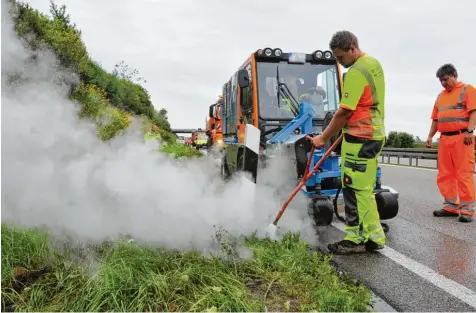  ?? Foto: Andreas Lode ?? Auf der B 2 in Fahrtricht­ung Donauwörth wurden auf Höhe Erlingen Ambrosia Pflanzen mit heißem Wasserdamp­f bearbeitet. Um die Leitpfoste­n herum muss dabei mit einer Handlanze gearbeitet werden.