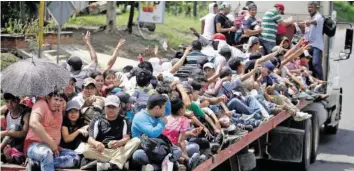  ?? AP ?? Flüchtling­e aus Honduras wollen auf einem Lastwagen der Gewalt und Armut in der Heimat entkommen.
