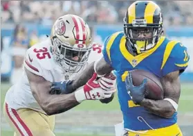  ?? FOTO: AP ?? Jornada de infarto El receptor de los Rams, Tavon Austin, ante los San Francisco 49ers