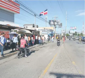  ?? JUSTO FÉLIZ ?? ↑ Transporti­stas protestaro­n en el Sur y en algunas zonas de Santo Domingo.