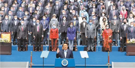  ?? Joint Press Corps ?? President Yoon Suk-yeol takes an oath during his inaugurati­on ceremony in front of the National Assembly in Seoul, Tuesday.