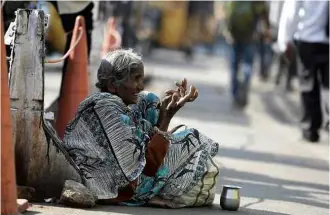  ?? Noah Seelam/AFP ?? Pedinte em rua de Hyderabad (sul da Índia), conhecida como capital local da tecnologia