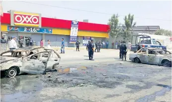  ??  ?? La disputa se prolongó hacia la carretera a Santa María Atzompa, donde presuntame­nte adheridos a la CTM detuvieron vehículos del Sindicato Libertad y les prendieron fuego, dos más fueron destruidos a golpes.