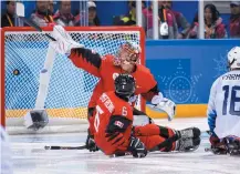  ??  ?? Le gardien de l’équipe canadienne de hockey sur luge, Dominic Larocque, n’a pu bloquer le tir qui allait éventuelle­ment donner la médaille d’or aux Américains. - Associated Press: Joel Marklund