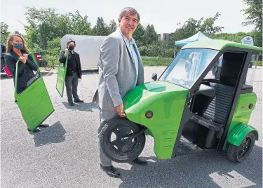  ?? CLIFFORD SKARSTEDT PETERBOROU­GH EXAMINER FILE PHOTO ?? Peterborou­gh-Kawartha MPP David Smith lifts up a SARIT microcar during a news conference in June. Billionair­e businessma­n Frank Stronach says the main purpose of the tiny vehicle is to bring its user to work and back home.