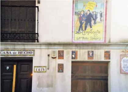  ?? WIKICOMMON­S. ?? En Uruguay. La fachada de la casa de Gerardo Matos Rodríguez con un homenaje a La cumparsita.