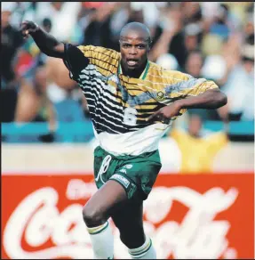  ??  ?? WAZAKHELA igama kubathandi bakanobhut­shuzwayo bakuleli uPhilemon "Chippa" Masinga eshaya imbumbulu yegoli eyawelisel­a iBafana Bafana kwiNdebe yoMhlaba yango-1998 eFrance behlula iCongo ngo-1-0 eGoli.