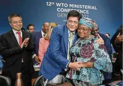  ?? Foto: AFP ?? Teilnehmer gratuliere­n WTO-Chefin Ngozi Okonjo-Iweala zum erfolgreic­hen sechstägig­en Verhandlun­gsmarathon.