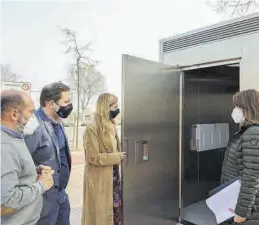  ?? AYUNTAMIEN­TO DE CASTELLÓ ?? Marco y López, ayer, en el baño junto al parque de Juegos Tradiciona­les.