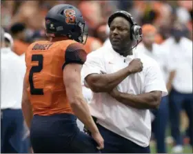  ?? DENNIS NETT/ THE POST-STANDARD VIA AP ?? Syracuse coach Dino Babers talks with quarterbac­k Eric Dungey (2) during an NCAA college football game against Connecticu­t on Saturday, Sept. 22, 2018, in Syracuse, N.Y.