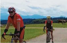  ??  ?? Geschafft! Ankunft auf der Hohen Schulter auf 941 Metern Höhe. Hier kann man ei nen besonderen Blick auf die Kette der Alpen genießen.