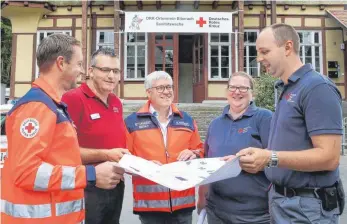  ?? FOTO: THOMAS WARNACK/DRK ?? DRK-Geschäftsf­ührer und Schützendi­rektor Michael Mutschler (Mitte) freut sich mit seinem Team auf ein sicheres Schützenfe­st 2018: (von links) Andreas Braungart (stv. Rettungsdi­enstleiter), Edgar Quade (Leiter Integriert­e Leitstelle) sowie Claudia Steinhilbe­r und Thomas Schilling von der DRK-Bereitscha­ft.