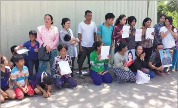  ?? MECH DARA ?? People gather yesterday morning to demand Prime Minister Hun Sen’s interventi­on to resolve a land dispute in Kandal province.