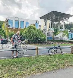  ?? Foto: R. Streumer ?? Um vom Radweg zur Kellerei zu gelangen, hebt dieser Radfahrer sein E-bike über die Leitplanke.