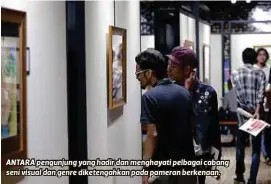  ??  ?? ANTARA pengunjung yang hadir dan menghayati pelbagai cabang seni visual dan genre diketengah­kan pada pameran berkenaan.