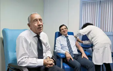  ??  ?? Não foi só um momento institucio­nal: Marcelo Rebelo de Sousa e o ministro conhecem-se bem e trocam SMS fora de horas