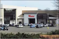  ?? Christian Abraham / Hearst Connecticu­t Media ?? A Norwalk man was arrested Thursday outside the Westfield Mall in Trumbull, after police said he had a loaded gun.