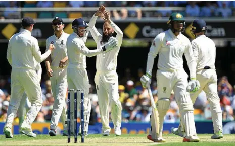  ?? PHOTO: DAVE HUNT/AAP ?? GOT HIM: Usman Khawaja is out again to off-spin, leg before to Moeen Ali (centre).