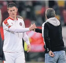  ?? FOTO: HORSTMÜLLE­R ?? Abschied ohne Blickkonta­kt: Fortunas Trainer Friedhelm Funkel (rechts) und Abwehrspie­ler Alexander Madlung nach der 0:3-Pleite.